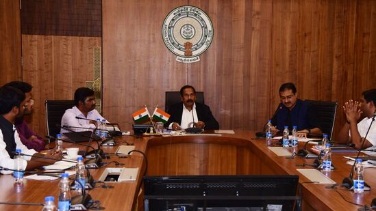 ప్రధాన మంత్రి నరేంద్ర మోడి మే 2వ తేదీన అమరావతి రాజధాని పనులు పున:ప్రారంభించనుండటంతో  ఏర్పాట్లు మొదలయ్యాయి. ప్రధాని పర్యటన ఏర్పాట్లపై బుధవారం రాష్ట్ర సచివాలయంలో అధికారులతో సీఎస్‌ సమీక్షించారు. ప్రధాని పర్యటన ఏర్పాట్ల పర్యవేక్షణకు రాష్ట్ర మంత్రులు పయ్యావుల కేశవ్,కొల్లు రవీంద్ర, సత్యకుమార్ యాదవ్,నాదెండ్ల మనోహర్,పి.నారాయణలతో కూడిన మంత్రివర్గ ఉప సంఘాన్ని ప్రభుత్వం ఇప్పటికే నియమించింది. 