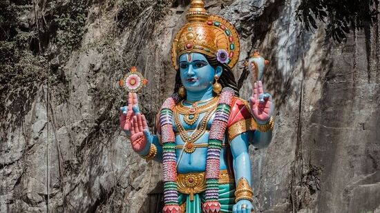 జీవితంలో ఆనందం, శ్రేయస్సు, అదృష్టం దక్కాలంటే శ్రీమహావిష్ణువు దయ ఉండాలి. విష్ణువు భార్య లక్ష్మీదేవి. భర్త దయ ఉంటే భార్య కరుణ కూడా దక్కుతుంది. కాబట్టి విష్ణువును పూజిస్తే లక్ష్మీదేవి కూడా ఆశీస్సులు అందిస్తుందని చెబుతారు. విష్ణువుకు ఎంతో ఇష్టమైన నాలుగు రాశులు ఉన్నాయి. 