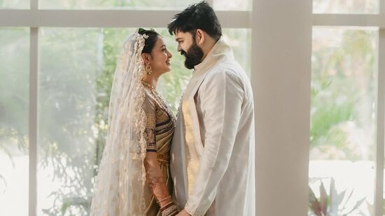 అభినయ పెళ్లి ఫొటోలు వైరల్ అవుతున్నాయి. పెళ్లి దుస్తుల్లో ఈ జంట చాలా అందంగా కనిపించింది.