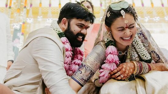 15 ఏళ్లుగా తన బాయ్ఫ్రెండ్ గా ఉన్న వేగేశ్న కార్తీక్ తో కలిసి ఆమె ఏడడుగు వేసింది. ఈ ఫొటోలను ఆమె తన ఇన్స్టాలో షేర్ చేసింది. <p>15 ఏళ్లుగా తన బాయ్ఫ్రెండ్ గా ఉన్న వేగేశ్న కార్తీక్ తో కలిసి ఆమె ఏడడుగు వేసింది. ఈ ఫొటోలను ఆమె తన ఇన్స్టాలో షేర్ చేసింది.</p>