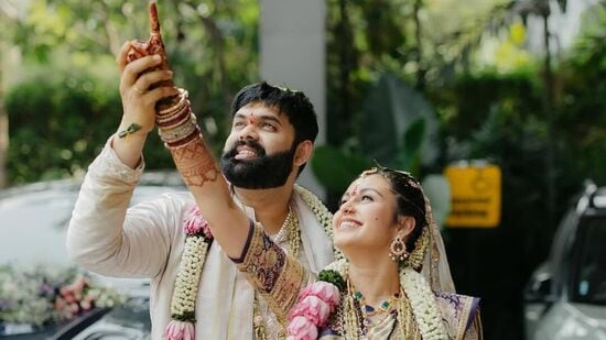 2008లో వచ్చిన నేనింతే సినిమా ద్వారా అభినయ ఇండస్ట్రీకి పరిచయమైంది. శంభో శివ శంభో, దమ్ము, సీతమ్మ వాకిట్లో సిరిమల్లె చెట్టు, ధృవ, సీతారామంలాంటి సినిమాల్లో నటించింది.