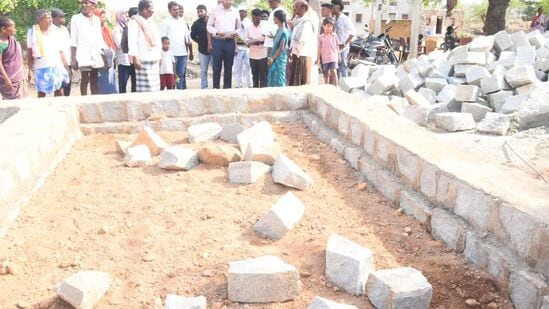 ఇందిరమ్మ ఇళ్ల మొదటి విడత  కార్యక్రమాన్ని జనవరి 26న ప్రారంభించిన సంగతి తెలిసిందే. ఇందులో నియోజకవర్గానికి ఒక గ్రామం చొప్పున రాష్ట్రవ్యాప్తంగా 70,122 మందికి ఇళ్లను మంజూరు చేశారు. వీరిలో కొంత వరకు లబ్ధిదారులు ముగ్గు పోసి పనులు కొనసాగిస్తున్నారు. మిగతా అన్ని గ్రామాల్లోనూ ఇంకా కసరత్తు కొనసాగుతూనే ఉంది. 