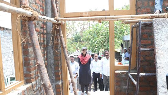 ఏప్రిల్ 20వ తేదీ తర్వాత జిల్లా అధికారులతో సూపర్ చెక్ నిర్వహించనున్నారు. ఈ నెలాఖారు లేదా మే తొలి వారంలో గ్రామ పంచాయతీ కార్యాలయాల్లో అర్హుల జాబితాను ప్రదర్శించాలని ప్రభుత్వం ప్రాథమికంగా నిర్ణయించింది.
