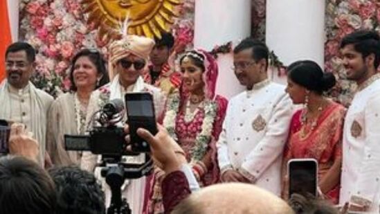 నూతన వధూవరులు హర్షిత, సంభవ్ లతో ఢిల్లీ మాజీ సీఎం, ఆప్ చీఫ్ అరవింద్ కేజ్రీవాల్ దంపతులు