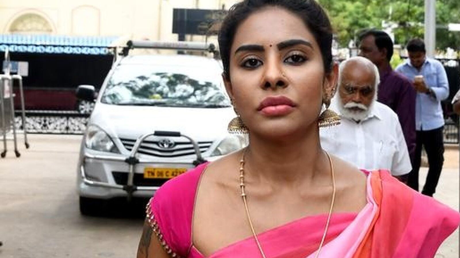 Sri Reddy: పోలీసుల ముందు హాజరైన నటి శ్రీరెడ్డి.. విచారణ తర్వాత మళ్లీ నోటీసులు!