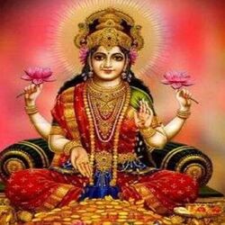 <p>హిందూ మతంలో లక్ష్మీదేవి ఆరాధనకు ప్రత్యేక ప్రాముఖ్యత ఉంది. ప్రతిరోజూ అమ్మవారిని పూజించడం వల్ల భక్తుని సంపద పెరిగి, ఇంటికి సౌభాగ్యం కలుగుతుంది. పురాణాలలో, లక్ష్మీ దేవిని సంపదకు దేవతగా, సంపద, ఆనందం, గౌరవం, కీర్తి చిహ్నంగా భావిస్తారు. ఆయన అనుగ్రహంతో భక్తుడికి సుఖసంతోషాలు పెరుగుతాయి. జ్యోతిషశాస్త్రంలో, దేవి శుక్ర గ్రహంతో సంబంధం కలిగి ఉంటుంది.</p>