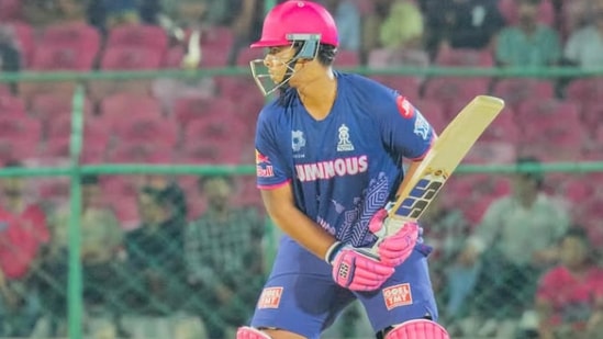 <p>14 ఏళ్ల వైభవ్ సూర్యవంశీ హిస్టరీ క్రియేట్ చేశాడు. ఐపీఎల్ అరంగేట్రం చేసిన అతి పిన్న వయస్సు ప్లేయర్ గా నిలిచాడు. ఆదివారం (ఏప్రిల్ 19) లక్నో సూపర్ జెయింట్స్ తో మ్యాచ్ లో రాజస్థాన్ రాయల్స్ తరపున ఈ ఆటగాడు డెబ్యూ క్యాప్ అందుకున్నాడు. </p>