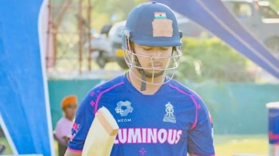 14 ఏళ్ల 23 రోజుల వయసులో వైభవ్ ఐపీఎల్ లో అడుగుపెట్టాడు. లక్నోతో మ్యాచ్ లో అతను ఇంపాక్ట్ ప్లేయర్ గా ఆడబోతున్నాడు. గాయపడ్డ కెప్టెన్ శాంసన్ స్థానంలో వైభవ్ టీమ్ లోకి వచ్చాడు. 