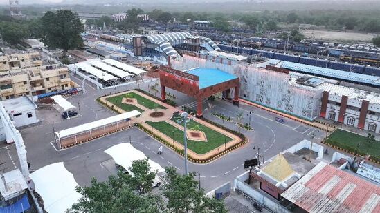 రైల్వే స్టేషన్‌ ముందు భాగంలో ప్రయాణికులను ఆకట్టుకునేలా ఎలివేషన్‌తో పాటు వెహికల్స్ పార్క్ చేసుకునేందుకు ప్రత్యేక పార్కింగ్‌ స్థలం సిద్ధం చేశారు. 