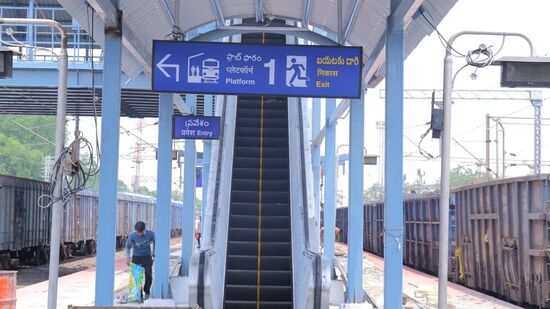 రైల్వే స్టేషన్ నుంచి ప్లాట్‌ఫాంపైకి చేరుకునేందుకు అధునాతన లిఫ్టు సౌకర్యాన్ని ఏర్పాటు చేశారు. కొత్త టాయిలెట్లు, ఆధునిక క్యాంటీన్, వెయిటింగ్ హాల్ ను నిర్మించారు. మొత్తం 2 లిఫ్ట్ లు, 3 ఎస్కులేటర్లను ఏర్పాటు చేశారు. 