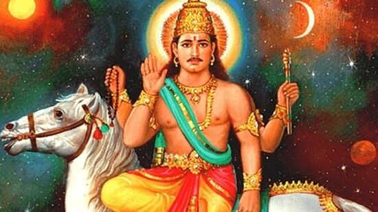 జ్యోతిష్కుల అభిప్రాయం ప్రకారం శుక్ర గ్రహం లక్ష్మీదేవితో సంబంధం కలిగి ఉంటుంది. అమ్మవారిని నిజమైన భక్తిశ్రద్ధలతో పూజిస్తే, ఆమె సంతోషిస్తుంది. దీని ఫలితంగా జాతకంలో శుక్ర గ్రహం శక్తివంతంగా మారుతుంది. వాస్తవానికి, శుక్రుడు ఆనందం, శ్రేయస్సు, ప్రేమ, వైవాహిక ఆనందాన్ని కలిగించే గ్రహం. దాని ప్రభావం కారణంగా, ఒక వ్యక్తి లగ్జరీ,  సౌకర్యం పెరుగుతుంది. అయితే వృషభం, తులా రాశి జాతకులు ఈ రాశుల వారికి పాలక గ్రహం కాబట్టి శుక్రుడి ఆశీస్సులు లభిస్తాయి. అందువల్ల ఈ రాశి వారికి లక్ష్మీదేవి అనుగ్రహం కూడా ఉంటుంది. లక్ష్మీదేవికి ఇష్టమైన రాశుల్లో ఈ రాశులను పరిగణిస్తారు.