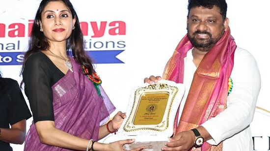  శ్రీచైతన్య సంస్థల క్రీడోత్సవం - శాట్ ఛైర్మన్ కు జ్ఞాపిక అందజేత