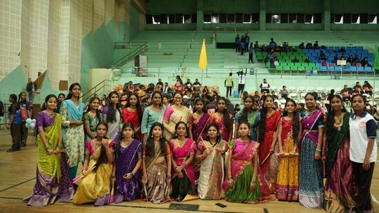 క్రీడా ఉత్సవాలకు హాజరైన విద్యార్థులు