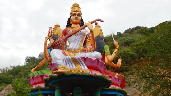 పుష్కరాల సమయంలో సరస్వతి నది ఉన్న ప్రాంతాలకు తీర్థయాత్ర చేయడం చాలా ముఖ్యమైనది. ముఖ్యంగా బద్రీనాథ్ సమీపంలోని మానా గ్రామం ఈ ఉత్సవానికి ప్రధాన ప్రదేశం.