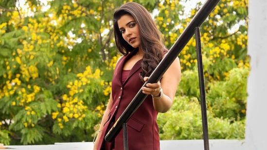 ఇక హీరోయిన్స్ అన్నాక సోషల్ మీడియాలో గ్లామర్ ఫొటోలు షేర్ చేయడం సర్వసాధారణమే. అలా తాజాగా ఐశ్వర్య రాజేష్ కూడా తన ఇన్‌స్టాగ్రామ్ అకౌంట్‌లో గ్లామర్ పిక్స్ పంచుకుంది. దీంతో అవి సోషల్ మీడియాలో వైరల్‌గా మారాయి.  