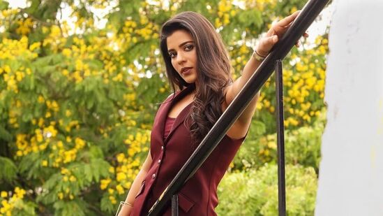 మెట్లపై ఉన్న రాడ్ పట్టుకుని ఇలా స్టన్నింగ్ పోజు ఇచ్చింది హీరోయిన్ ఐశ్వర్య రాజేష్. మెరూన్ కలర్ స్లీవ్ లెస్ బ్లేజర్ ధరించిన ఐశ్వర్య రాజేష్ కొంటెగా చూస్తూ కవ్వించేలా ఫొటో దిగింది. 