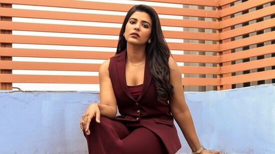 ఓ చోట వయ్యారంగా కూర్చుని పోజు ఇచ్చింది ఐశ్వర్య రాజేష్. తీక్షణంగా చూస్తూ ఇచ్చిన ఈ పోజులో ఐశ్వర్య రాజేష్ కాస్తా క్లీవేజ్ షో చేసింది. దీంతో ఐశ్వర్య రాజేష్ గ్లామర్ ఫొటోలు ఇంటర్‌నెట్‌లో వైరల్ అవుతున్నాయి. 