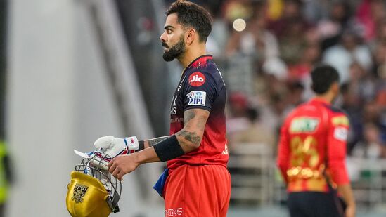 టీ20 క్రికెట్ లో కోహ్లీ 110 సార్లు 50 లేదా అంతకంటే ఎక్కువ పరుగులు చేశాడు. 50 ప్లస్ స్కోర్లు సాధించిన క్రిస్ గేల్ రికార్డును సమం చేశాడు. ఇద్దరూ సంయుక్తంగా రెండో స్థానంలో ఉన్నారు. డేవిడ్ వార్నర్ (116 హాఫ్ సెంచరీలు) అగ్రస్థానంలో ఉన్నాడు.