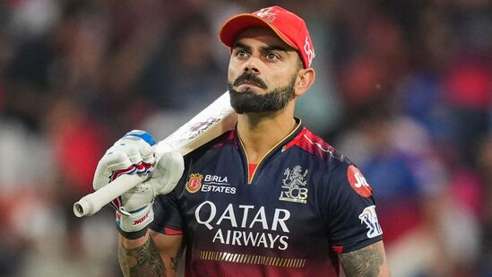 ఐపీఎల్ 2025లో నాలుగో హాఫ్ సెంచరీ సాధించిన విరాట్ కోహ్లీ.. పంజాబ్ కింగ్స్ పై 50 పరుగుల మార్కును దాటి చరిత్ర సృష్టించాడు. <p>ఐపీఎల్ 2025లో నాలుగో హాఫ్ సెంచరీ సాధించిన విరాట్ కోహ్లీ.. పంజాబ్ కింగ్స్ పై 50 పరుగుల మార్కును దాటి చరిత్ర సృష్టించాడు.</p>