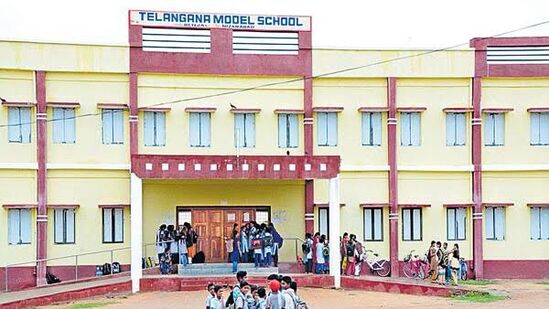 ఈ నోటిఫికేషన్ ద్వారా 2025 - 2026 విద్యా సంవత్సరానికి ఆదర్శ పాఠశాలల్లో ప్రవేశాలను కల్పించనున్నారు. ఎంట్రెన్స్ పరీక్షలో అర్హత సాధించిన విద్యార్థులకు… 6వ తరగతిలో కొత్తగా ప్రవేశాలు కల్పించడంతో పాటు 7-10 తరగతుల్లోని ఖాళీ సీట్లను కూడా భర్తీ చేస్తారు. ఇప్పటికే ఆన్ లైన్ దరఖాస్తుల ప్రక్రియ ముగిసింది. <p>ఈ నోటిఫికేషన్ ద్వారా 2025 - 2026 విద్యా సంవత్సరానికి ఆదర్శ పాఠశాలల్లో ప్రవేశాలను కల్పించనున్నారు. ఎంట్రెన్స్ పరీక్షలో అర్హత సాధించిన విద్యార్థులకు… 6వ తరగతిలో కొత్తగా ప్రవేశాలు కల్పించడంతో పాటు 7-10 తరగతుల్లోని ఖాళీ సీట్లను కూడా భర్తీ చేస్తారు. ఇప్పటికే ఆన్ లైన్ దరఖాస్తుల ప్రక్రియ ముగిసింది.</p>