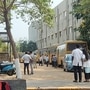 ఘటనా స్థలంలో పోలీసులు, విద్యార్థులు