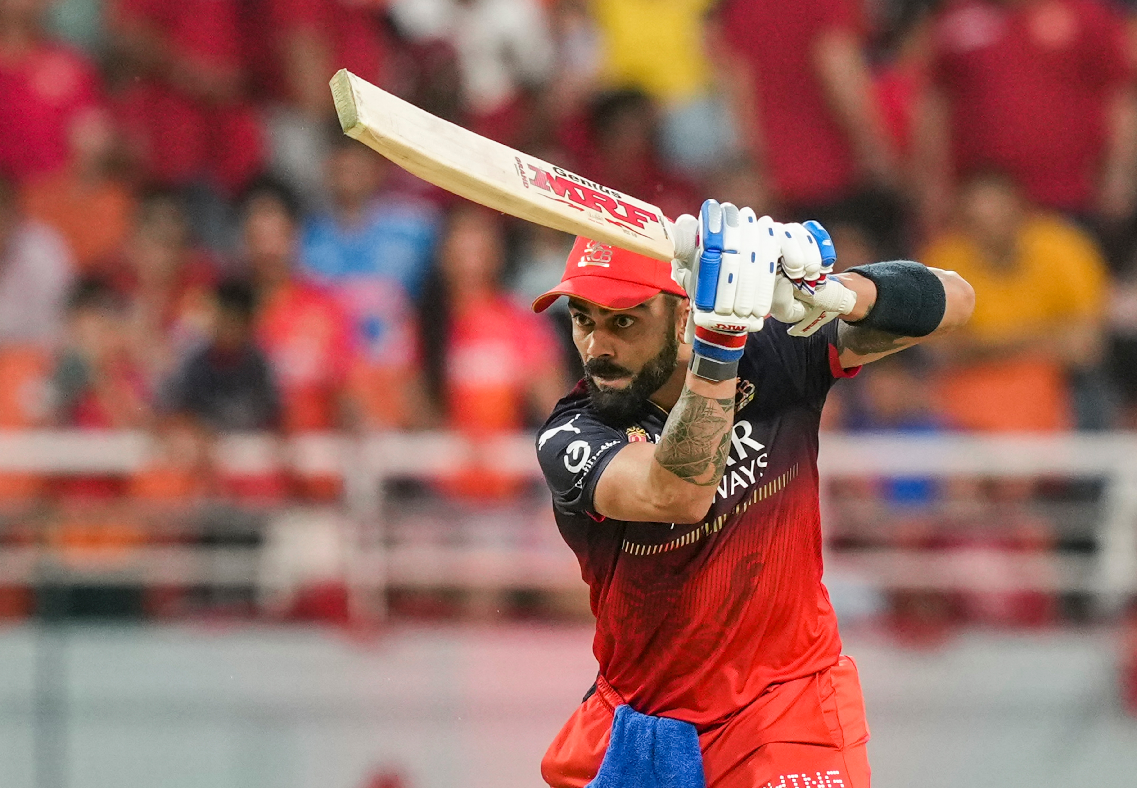 ఐపీఎల్ చరిత్రలో అత్యధిక 50కి పైగా పరుగులు చేసిన ఆటగాడిగా డేవిడ్ వార్నర్ పేరిట ఉన్న రికార్డును కోహ్లీ బద్దలు కొట్టాడు.