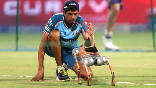 ప్లేయర్స్ కు హైఫై ఇవ్వడం, వాళ్లలాగే ఎక్సర్ సైజ్ చేయడం, చీర్ గర్ల్స్ తో కలిసి స్టెప్స్ వేయడం.. ఇలా ఈ చంపక్ అన్నీ చేస్తోంది. దీంతో ప్లేయర్స్ ఆటలాడుతున్న వీడియోలు వైరల్ అవుతున్నాయి. దీన్ని ప్లేయర్లు ఎత్తుకుంటున్నారు. 