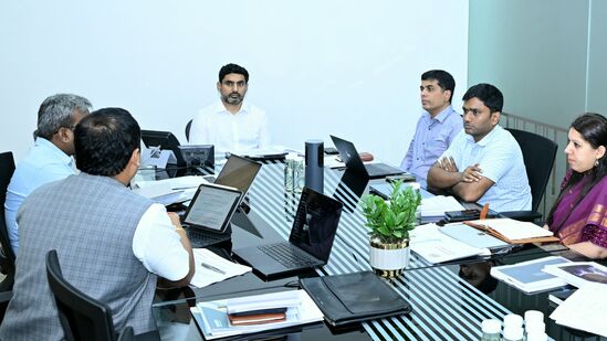 డిఎస్సీ  అభ్యర్ధులకు గరిష్ట వయోపరిమితిని జులై ఒకటో తేదీ నాటికి 44ఏళ్లుగా ప్రకటించారు. ఎస్సీ, ఎస్టీ, బీసీ, ఈడబ్ల్యూఎస్ అభ్యర్ధులకు గరిష్ట వయోపరిమితి 49 ఏళ్లు, దివ్యాంగ అభ్యర్ధులకు 54 ఏళ్లుగా నిర్ణయించారు. ప్రత్యేక విద్య బీఈడీ కలిగిన అభ్యర్ధులు సాధారణ పాఠశాలలోని పోస్టులకు అర్హత కలిగి, పోస్టుకు ఎంపికైతే వారికి ఆరు నెలలు ప్రత్యేక శిక్షణ ఇస్తారు. ఎస్సీ వర్గీకరణ ప్రకారం నియామకాల్లో రిజర్వేషన్  అమలు చేస్తారు.స్పోర్ట్స్‌ కోటా అభ్యర్తులకు మూడు శాతం రిజర్వేషన్ కల్పించారు.