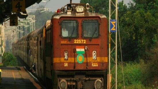 విశాఖ-తిరుపతి ( రైలు నం.08583) సర్వీస్ ప్రతి సోమవారం నడుస్తుంది. దీనిని మే 5 నుంచి జూన్‌ 30 వరకు పొడిగించారు. తిరుగు ప్రయాణంలో (రైలు నం. 08584) మంగళవారం అందుబాటులో ఉంటుంది. జులై 1 వరకు ఈ సర్వీస్ గడువు పొడిగించారు. ఇది మొత్తం 18 ట్రిప్పులు నడపనున్నారు. 
