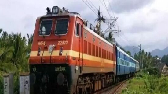 మే 12 నుంచి జూన్ 2 వరకు ప్రతి సోమవారం కాచిగూడ నుంచి మధురై (రైలు నం.07191)కు, మే 14 నుంచి జూన్ 4 వరకు ప్రతి బుధవారం రామేశ్వరం నుంచి కాచిగూడకు (రైలు నం.07192) ప్రత్యేకరైళ్లు నడుస్తాయని దక్షిణ మధ్య రైల్వే ప్రకటించింది.  