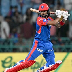 <p>ఐపీఎల్ 2025లో ఢిల్లీ క్యాపిటల్స్ బ్యాటర్ కేఎల్ రాహుల్ ఫామ్ కొనసాగిస్తున్నాడు. ఈ బ్యాటర్ తాజాగా హిస్టరీ క్రియేట్ చేశాడు. ఐపీఎల్ లో 5000 వేల రన్స్ పూర్తిచేసిన ఫాస్టెస్ట్ బ్యాటర్ గా నిలిచాడు. కేఎల్ 130 ఇన్నింగ్స్ ల్లో ఈ ఫీట్ సాధించాడు. </p>