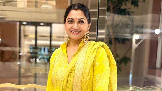 న్యూ జనరేషన్ ఛానల్ కు ఇచ్చిన ఇంటర్వ్యూలో నటి ఖుష్బూ బరువు తగ్గడానికి గల కారణాన్ని వెల్లడించింది. ఆమె ఏమన్నదో చూడండి. "నాకు స్వీట్లంటే చాలా ఇష్టం. ముఖ్యంగా ఇండియాలో తయారైన స్వీట్స్ గురించి చెప్పనవసరం లేదు. కాబట్టి ఎక్కడైనా స్వీట్ కనిపిస్తే వెంటనే దాన్ని తీసుకుని నోట్లో వేసుకుంటాను.ఇది బరువు పెరగడానికి దారితీస్తుంది అని ఆమె చెప్పింది.