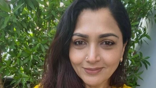 ఇంకా ఆ ఇంటర్వ్యూలో ఖుష్బూ ఏమన్నదంటే.. “అదృష్టవశాత్తూ నాకు డయాబెటిస్ లేదా అధిక రక్తపోటు లేదు, కానీ నాకు నా మోకాలితో సమస్య ఉంది, మోకాలి గాయానికి నాకు దాదాపు మూడు శస్త్రచికిత్సలు జరిగాయి. అందుకే బరువు తగ్గాలని డాక్టర్ చెప్పారు. అప్పుడే నేను ప్రతిరోజూ నడకకు వెళ్లడం ప్రారంభించాను. నేను నా భోజనంపై నియంత్రణ సాధించాను. స్వీట్లతో సహా ఆహార పదార్థాలను తినడాన్ని నియంత్రించుకున్నాను”అని చెప్పింది. 