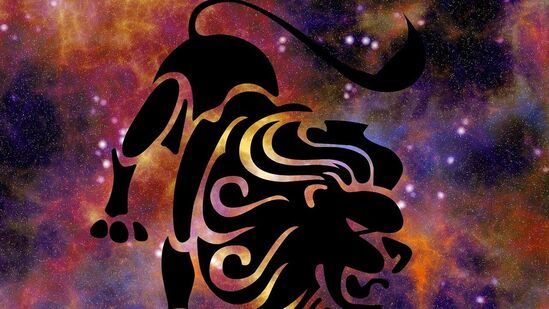 సింహం : సింహ రాశి వారికి శని సంచారం వల్ల ఆర్థికంగా నష్టాలు ఎదురవుతాయి. ఆస్తి విషయంలో నష్టాలు లేదా ఆస్తికి సంబంధించిన ఇతర సమస్యలు ఎదురవుతాయి. ఉద్యోగాలు మారడం మానుకోండి. ఈ సమయంలో జీవితంలో ఒడిదుడుకులు ఎదురవుతాయి.