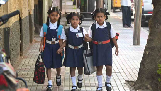ఏప్రిల్ 24వ తేదీ నుంచి ప్రభుత్వ, ప్రైవేట్, ఎయిడెడ్, అన్ ఎయిడెడ్‌ పాఠశాలలకు వేస‌వి సెల‌వులు ప్రారంభం అవుతాయి. ఈసారి విద్యార్థులకు మొత్తం 50 రోజులు పాటు స్కూళ్లకు సమ్మర్ హాలీడేస్ ప్రకటించారు.