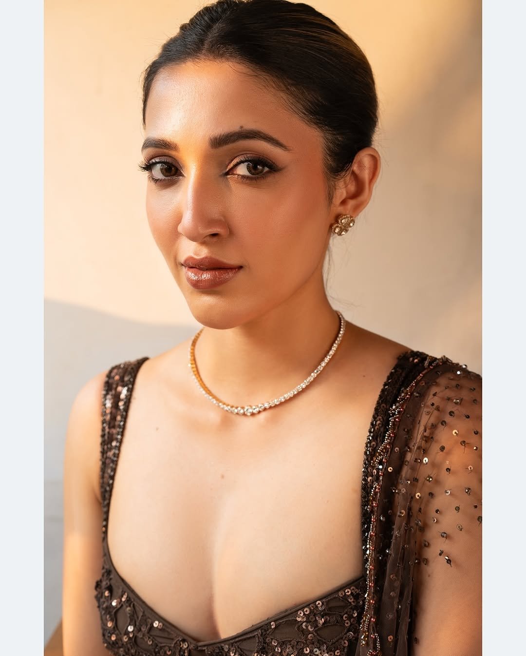 కాఫీ కలర్ లెహెంగాలో మెరిసిన ఈ డీజే టిల్లు బ్యూటీ తన హాట్ నెస్ తో సమ్మర్ హీట్ ను మరింత పెంచేసింది. కెఫీన్ డిజైన్ వేర్.. హాట్ గా సర్వ్ అనే క్యాప్షన్ తో ఈ భామ ఫొటోలు పోస్టు చేసింది. 