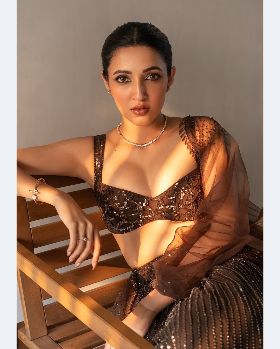 అందాల ఆరబోతతో పాటు కిల్లింగ్ లుక్స్ తో ఫ్యాన్స్ మతి పోగొడుతోంది నేహా శెట్టి. ఈ ఫొటోలకు కామెంట్లు వెల్లువెత్తుతున్నాయి. హాట్, ఫైర్, హార్ట్.. ఇలా ఎమోజీలు పెడుతున్నారు. 