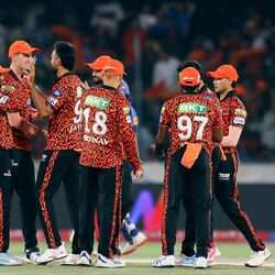 <p>సన్ రైజర్స్ హైదరాబాద్ కూడా ఈ సీజన్లో ప్లే ఆఫ్స్ ఆశలను ఇక వదులుకోవాల్సిందే. ఆ టీమ్ కూడా 8 మ్యాచ్ లలో కేవలం 2 గెలిచి, 6 ఓడింది. 4 పాయింట్లు, -1.361 నెట్ రన్ రేట్ తో 9వ స్థానంలో ఉంది. మిగిలిన ఆరు మ్యాచ్ లనూ కచ్చితంగా గెలవాల్సిన పరిస్థితులో ఉంది. అది అంత సులువైన పని కాదు.</p>
