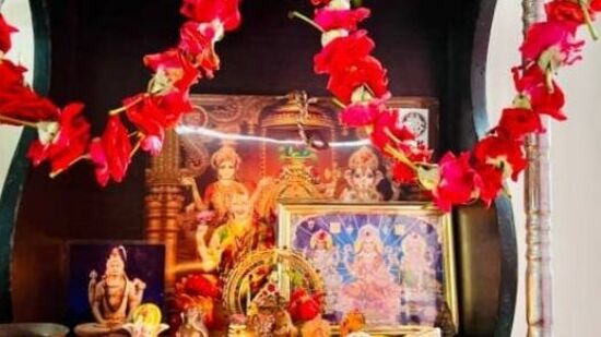 ఏదైనా కొత్త ఇంటికి వెళ్ళే ముందు ఏదైనా పూజ చేయాలి. వాస్తు శాంతి కూడా చేయాలి.ఇలా చేయడం వల్ల ఇంట్లో పాజిటివ్ ఎనర్జీ నిండిపోయి నెగిటివ్ ఎనర్జీ తొలగిపోతుంది.