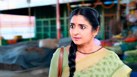 మరోవైపు కలర్స్ కన్నడ భాగ్యలక్ష్మి సీరియల్ టీఆర్‌పీ తగ్గుముఖం పట్టింది. ఈ సీరియల్ ఈ 15వ వారంలో 4.4 పాయింట్స్ మాత్రమే రాబట్టింది. దీంతో ఈ సీరియల్ ఎనిమిదో స్థానంతో సరిపెట్టుకుంది.