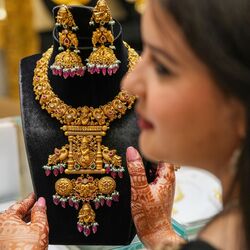 <p>ట్రంప్​ టారీఫ్​ ఎఫెక్ట్​, ఫెడ్​ వడ్డీ రేట్లు, ఆర్బీఐ వడ్డీ రేట్ల కోత వంటి అంశాలు పసిడి, వెండి ధరల హెచ్చుతగ్గులకు కారణం అవుతాయని నిపుణులు చెబుతున్నారు. పైన చెప్పిన ధరల్లో ట్యాక్స్​ని జోడించలేదు.</p>