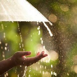 <p>దక్షిణ కోస్తాలో చూస్తే ఇవాళ పూర్తిగా పొడి వాతావరణమే ఉంటనుంది. రేపు, ఎల్లుండి తేలికపాటి నుంచి ఒక మోస్తారు వర్షాలు కురిసే అవకాశం ఉంది. ఈదురు గాలుల గంటకు 30 - 40 కి.మీ వేగంతో  కొన్నిచోట్ల ఉరుములు, మెరుపులతో కూడిన జల్లులు పడొచ్చు. <br> </p>
