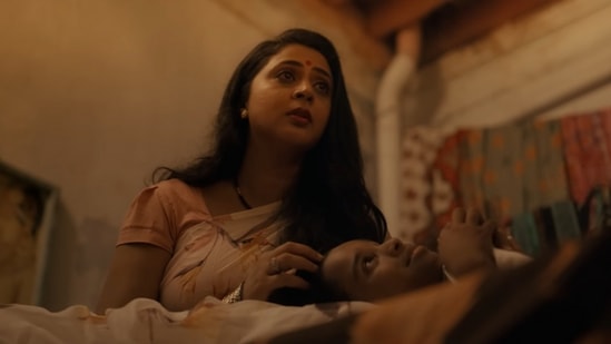 మార్చి 7న థియేటర్లలో విడుదలైన నిరమ్ మారుమ్ ఉలగిల్ సినిమా మంచి రెస్పాన్స్ తెచ్చుకుంది. అంతేకాకుండా ఐఎమ్‌డీబీ నుంచి పదికి 6 రేటింగ్ కూడా సాధించుకుంది.  
