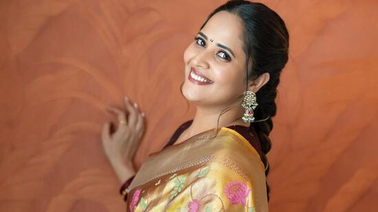 ఏవండోయ్.. ఏంచేస్తున్నట్టో అనే క్యాప్షన్ తో అనసూయ ఈ ఫొటోలను తన ఇన్‌స్టాలో షేర్ చేసింది.