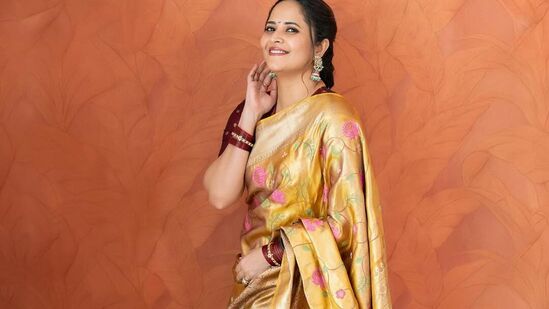 మోడ్రన్ డ్రెస్సులో ఆమె ఎంత హాట్ గా కనిపిస్తుందో.. ఈ సాంప్రదాయ చీరకట్టులోనూ అంతే అందంగా కనిపిస్తోంది.