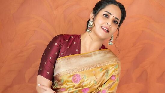 అనసూయకు ఇన్‌స్టాగ్రామ్ లో 16 లక్షల మంది ఫాలోవర్లు ఉన్నారు.
