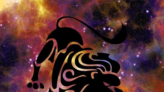 సింహం: సింహ రాశి వారికి కేతువు సంచారం శుభదాయకంగా ఉంటుంది. మీ ప్రేమ జీవితం బాగుంటుంది. నెట్ వర్కింగ్​కు ఇది మంచి సమయం. వైవాహిక జీవితంలోని సమస్యలు పరిష్కారమవుతాయి. వ్యాపారంలో విజయం సాధిస్తారు.