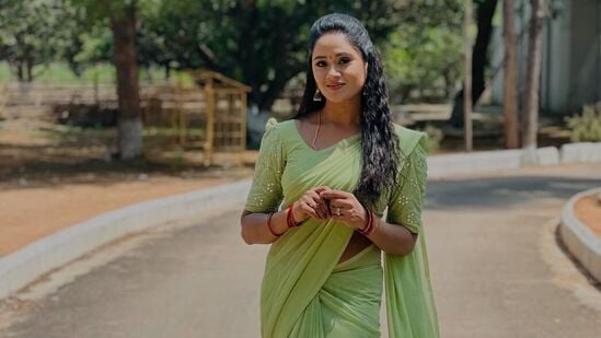 రాధ కంటే ముందు తెలుగులో మ‌ధురాన‌గ‌రిలో, కార్తీక దీపం, మ‌న‌సిచ్చిచూడు సీరియ‌ల్స్ చేసింది కీర్తి భ‌ట్‌. 