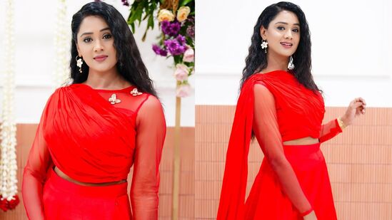 <p>రాధా సీరియ‌ల్ క్లైమాక్స్ ఎపిసోడ్ తాలూకు షూటింగ్ పూర్త‌యింది. లాస్ట్ డే షూట్ రోజు న‌టీన‌టులు, టెక్నీషియ‌న్ల‌తో దిగిన ఫొటోల‌ను సోష‌ల్ మీడియాలో పోస్ట్ చేసింది కీర్తి భ‌ట్‌. </p>