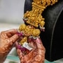 ఓ బంగారు దుకాణంలో ఆభరణం..